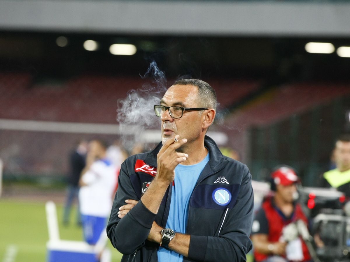 Sarri hút rất nhiều thuốc. Ảnh: Mirror Juventus, Juve, Sarri, tin Juventus, tin Serie A, Sarri viêm phổi