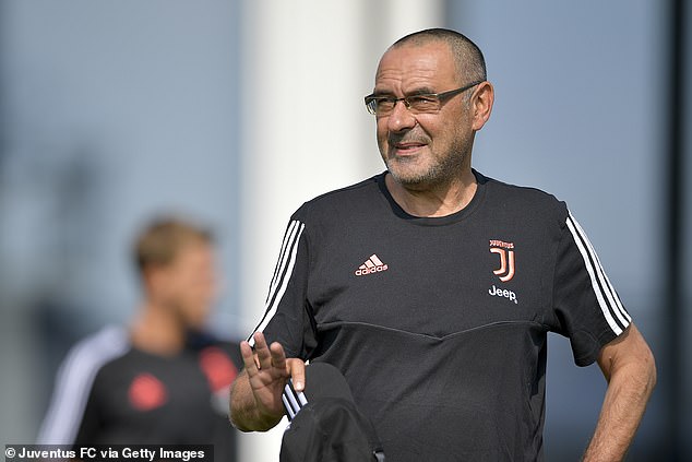 Sarri không được lòng CĐV Juventus. Ảnh: Getty Images Juventus, Juve, Sarri, tin Juventus, tin Serie A, Sarri viêm phổi