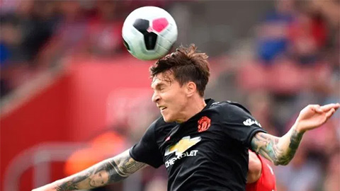 Lindelof đang đá cặp với Maguire. Ảnh: The Sun MU, Man Utd, tin MU, tin Man Utd, tin tức MU, tin Ngoại hạng Anh, Ngoại hạng Anh, chuyển nhượng MU, chuyển nhượng Man Utd, tin chuyển nhượng MU, tin chuyển nhượng Man Utd, Lukaku, Lindelof, Paul Pogba, Herrera, Ibrahimovic