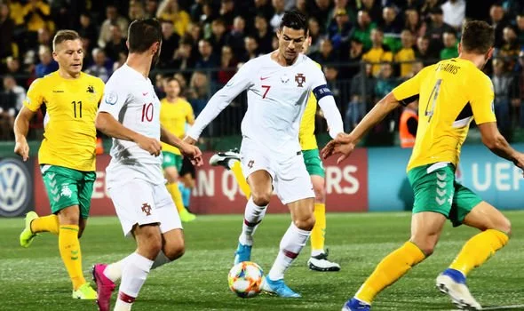 Lithuaia không cản nổi Ronaldo. Ảnh:Getty Ronaldo, Cristiano Ronaldo, Robbie Keane, Keane, Bồ Đào Nha, Bồ Đào Nha Lithuania, Bồ Đào Nha vs Lithuania, Bồ Đào Nha vs, Portugal vs Lithuania, vòng loại EURO 2020, EURO 2020, kết quả vòng loại EURO 2020, kết quả EURO 2020,