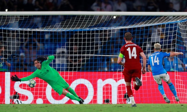 Napoli được hưởng penalty. Ảnh: Reuters Kết quả Napoli vs Liverpool, kết quả Napoli Liverpool, kết quả cup C1, kết quả Champions League, Napoli vs Liverpool, Champions League, Cúp C1, Napoli, Liverpool