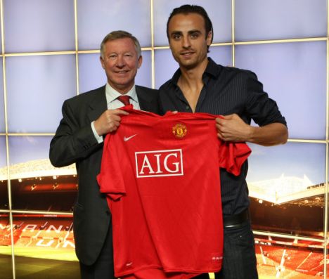 Berbatov được Sir Alex đưa về. Ảnh: Man Utd Berbatov, MU, Man Utd, berbatov giải nghệ, dimitar berbatov, tottenham, ngoại hạng anh,