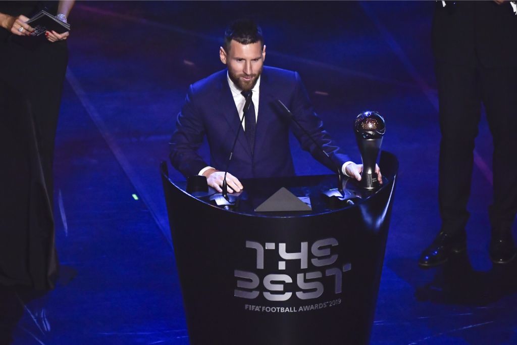 Messi trên bục nhận giải The Best. Ảnh: FIFA đội hình xuất sắc nhất năm, fifa the best, the best, world xi, FIFA The Best 2019, FIFA, đội hình tiêu biểu FIFPro, The Best 2019, kết quả FIFA The Best, messi, ronaldo, van dijk, fifpro