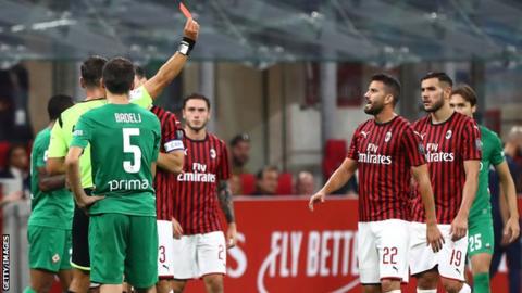 Musacchio nhận thẻ đỏ. Ảnh: Getty ac milan, milan, ac milan vs fiorentina, serie a