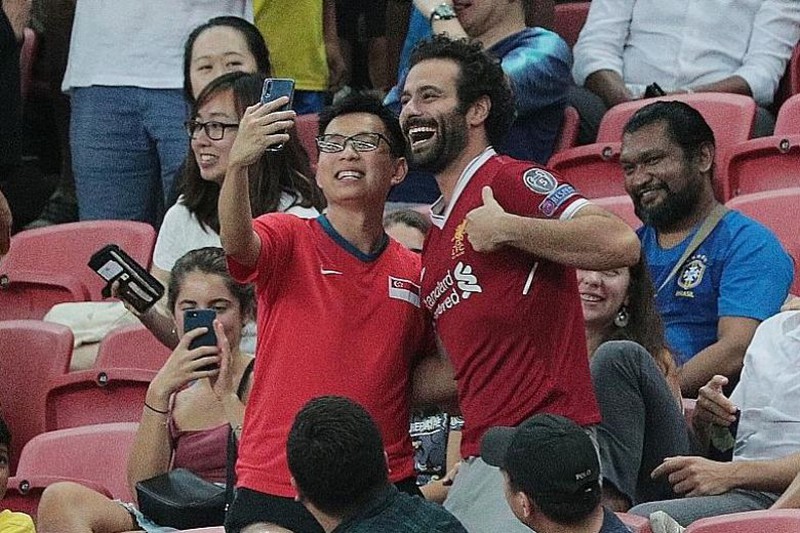 Khán giả Singapore chụp ảnh cùng Salah? Ảnh: Straits Times Mohamed Salah, Salah, Liverpool, Brazil vs Nigeria, Brazil, Nigeria