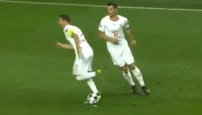 Xhaka dàn xếp đá phạt thất bại. Ảnh: Screenshot Vòng loại EURO 2020, Arsenal, Xhaka, Thụy Sĩ, Đan Mạch, Lichtsteiner, đan mạch vs thụy sĩ
