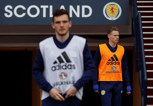 Robertson khen McTominay. Ảnh: Getty mu vs liverpool, liverpool, mu, man utd, manchester united, ngoại hạng anh, mctominay, robertson