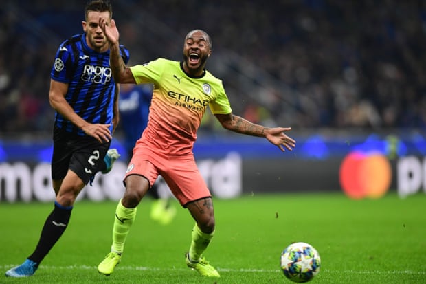 Sterling bị kéo người. Ảnh: Getty Kết quả Atalanta vs Man City, Atalanta vs Man City, Atalanta, Man City, Cup c1, champions league