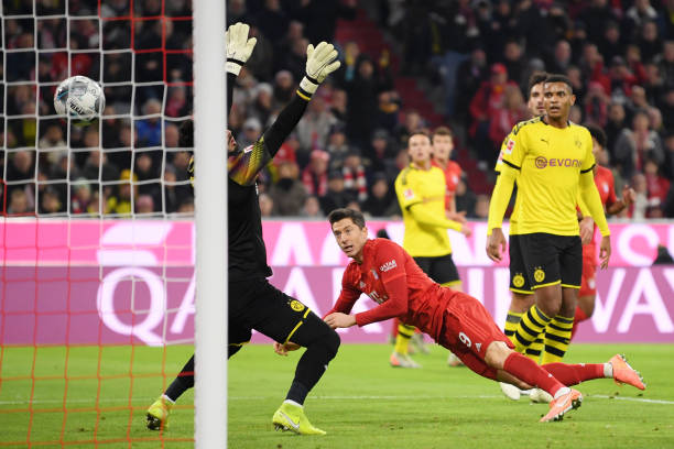 Lewandowski đánh đầu tung lưới Dortmund. Ảnh: Getty Kết quả Bayern Munich vs Dortmund, Bayern Munich vs Dortmund, Bayern Munich, Dortmund, bundesliga