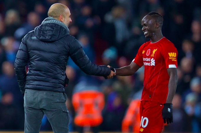 Mane nở nụ cười tinh quái với Pep. Ảnh: Getty Sadio Mane, Pep Guardiola, Liverpool vs Man City, Liverpool, Man City, ngoại hạng Anh