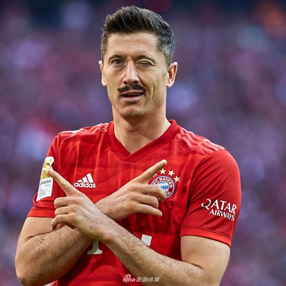 Lewandowski có giống nghệ sĩ hài? Ảnh: Sina cristiano ronaldo, ảnh chế, ảnh chế bóng đá, ảnh chế cầu thủ, dybala, lewandowski