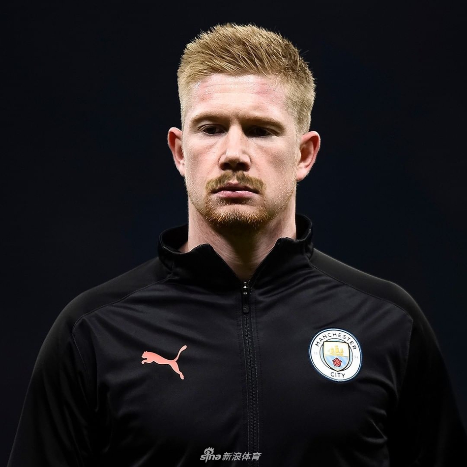 CĐV thêm râu cho De Bruyne dù anh có râu sẵn. Ảnh: Sina cristiano ronaldo, ảnh chế, ảnh chế bóng đá, ảnh chế cầu thủ, dybala, lewandowski