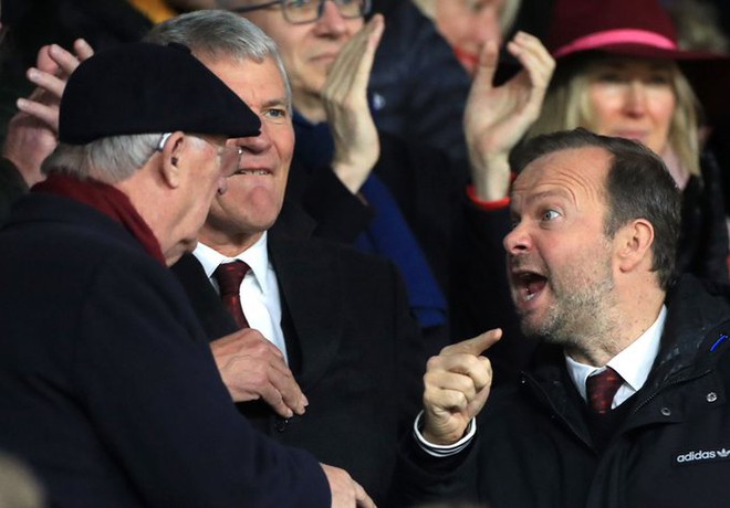 Sir Alex và Ed Woodward tranh cãi. Ảnh: Reuters sir alex, alex ferguson, Man Utd vs Sheffield, Ngoại hạng Anh, Sheffield, Manchester United