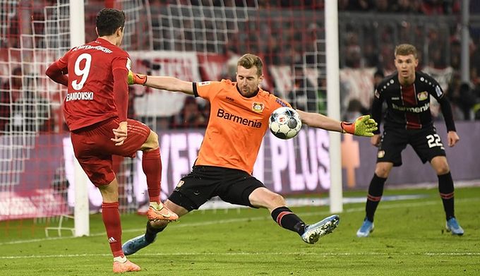 Thủ môn Leverkusen dùng 1 mắt để thi đấu. Ảnh: Getty Leverkusen vs Bayern Munich, Lukas Hradecky, bundesliga, Leverkusen, Bayern Munich