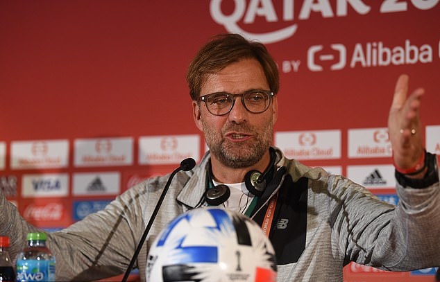 Klopp dõi theo đội trẻ Liverpool từ xa. Ảnh: Getty Aston Villa vs Liverpool, aston villa đấu với liverpool, kết quả Aston Villa vs Liverpool, Cup liên đoàn Anh, jurgen klopp, Liverpool, Aston Villa