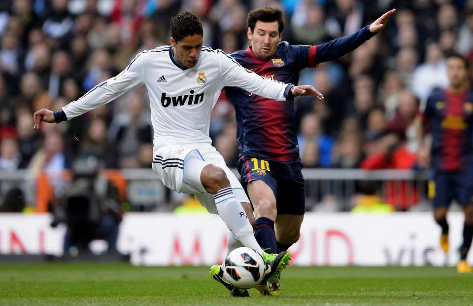 Varane nhiều lần đối đầu Messi. Ảnh: AS Raphael Varane, Real Madrid, Barcelona, Lionel Messi, barca, la liga