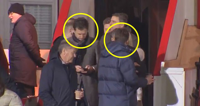 Pochettino (phải) đã có cuộc gặp với trợ lý của MU. Ảnh: The Sun Manchester United, Ngoại hạng Anh, Solskjaer, Mauricio Pochettino, mu sa thải solskjaer