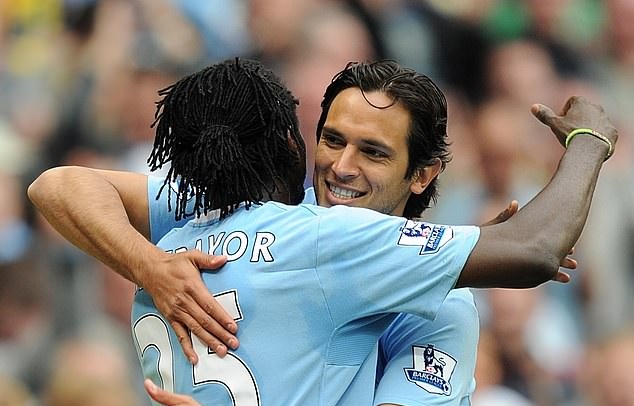 Adebayor và Santa Cruz tại Man City. Ảnh: Getty Man City, Emmanuel Adebayor, Roque Santa Cruz, Real Madrid, Arsenal