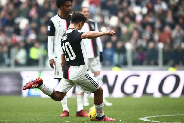 Dybala sút phạt. Ảnh: Getty Kết quả Juventus vs Brescia, serie a, Juventus, Brescia