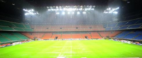 Mặt sân Giuseppe Meazza xuống cấp trong nhiều năm qua. Ảnh: EPA atalanta vs valencia, Cúp C1, Champions League, atalanta, valencia
