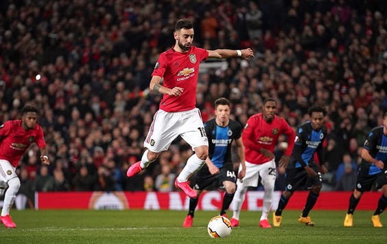 Bruno Fernandes sút penalty cho MU. Ảnh: AFP Manchester United, Chelsea, Bruno Fernandes, MU vs Brugge, Europa League
