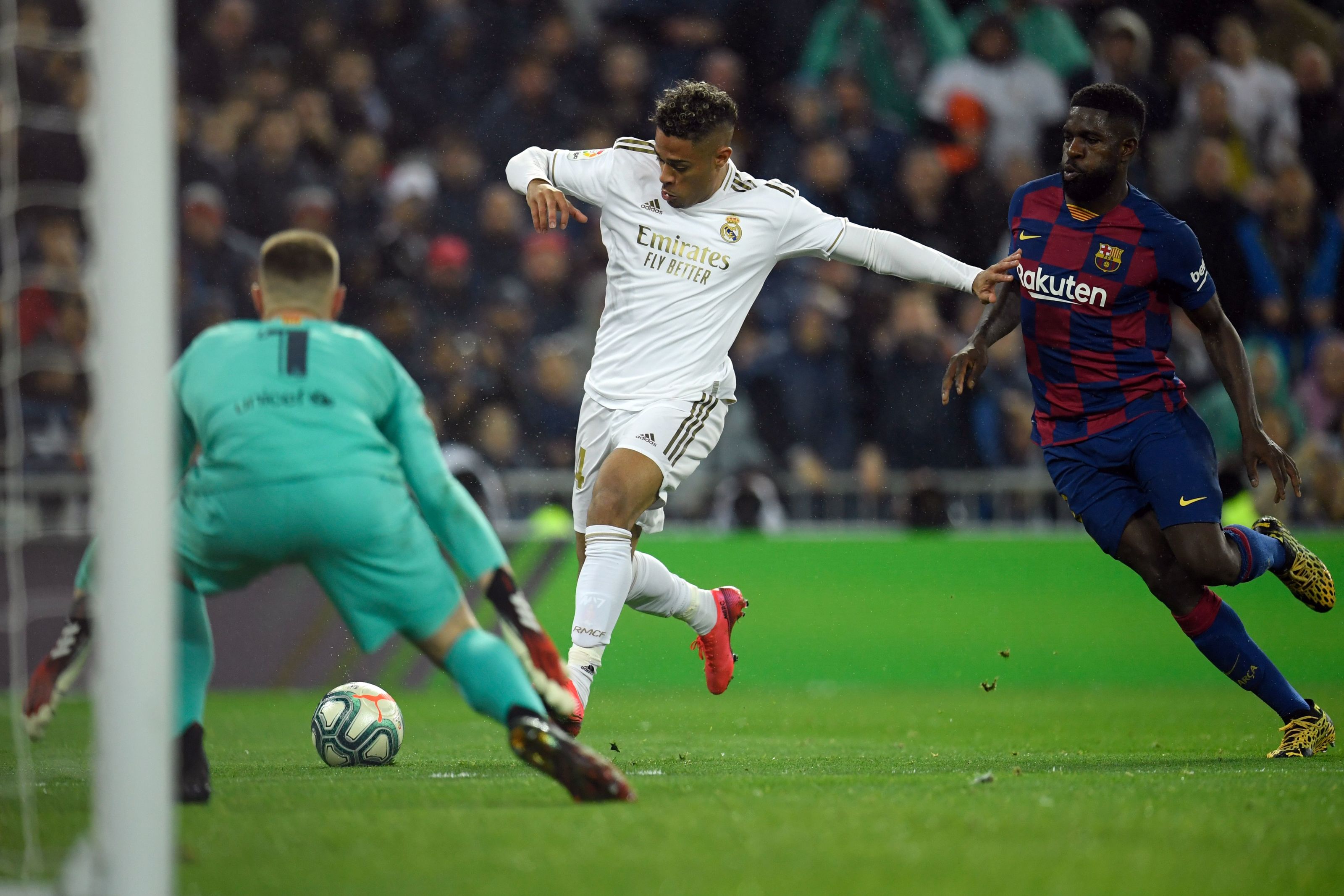 Diaz kết liễu Barca. Ảnh: Getty Real Madrid, Barcelona, Mariano Diaz, Real Madrid vs Barca, La Liga