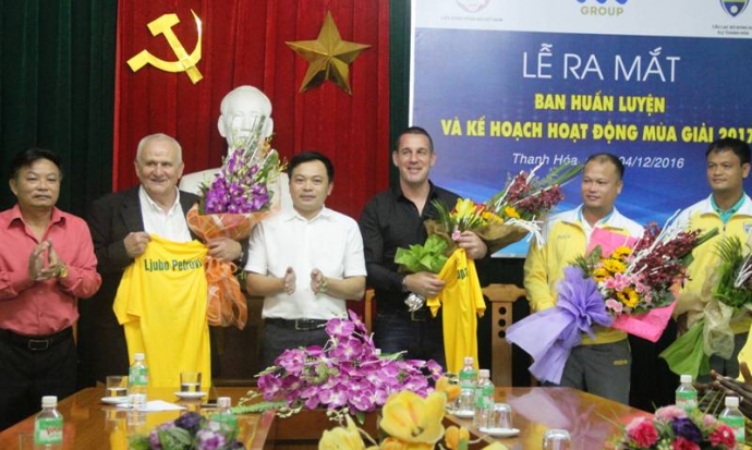HLV Petrovic (gần sát bên trái) từng dẫn dắt Thanh Hóa. Ảnh: Internet Thanh Hóa, Real Madrid, Barcelona, Manchester United, đội bóng vĩ đại nhất lịch sử