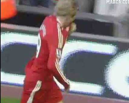 Có thật Torres chưa từng hôn lên logo Liverpool? Ảnh: Screenshot Liverpool, Fernando Torres