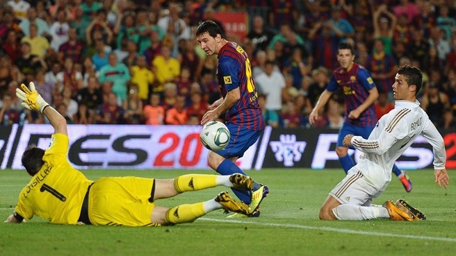 Ronaldo bất lực nhìn Messi ghi bàn. Ảnh: Getty Real Madrid, Barcelona, Cristiano Ronaldo, Lionel Messi