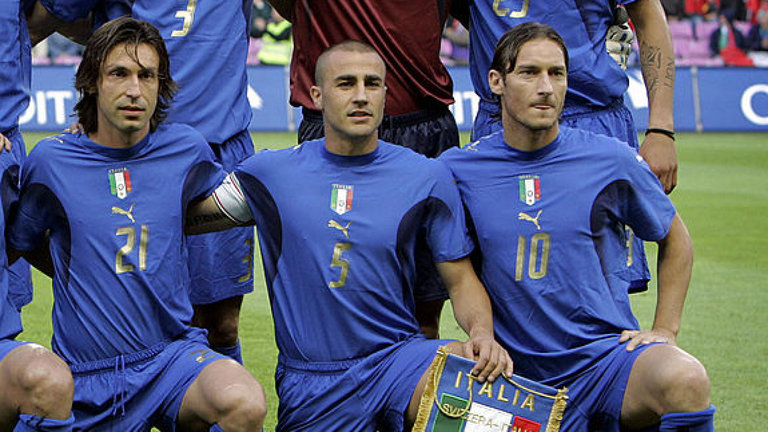 Pirlo (trái) bên cạnh Cannavaro. Ảnh: Getty Andrea Pirlo, Cannavaro, Gattuso