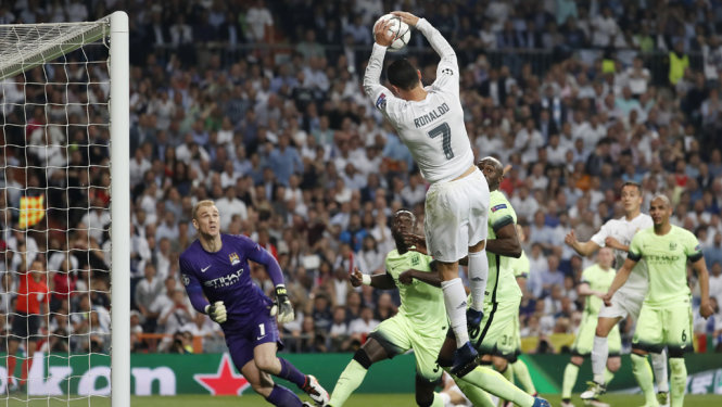 Ronaldo như một VĐV bóng rổ. Ảnh: Getty Cristiano Ronaldo, Champions League, Real Madrid, Man City