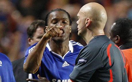 Drogba chửi bới trọng tài Ovrebo. Ảnh: Getty Ovrebo, Chelsea, Barcelona, Champions League