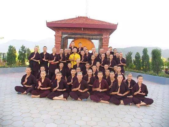Võ sư Đặng Đình Hai (áo vàng) và các ni cô Nepal. Ảnh: Internet võ sư, Pháp Vương, Gyalwang Drukpa, Võ thuật