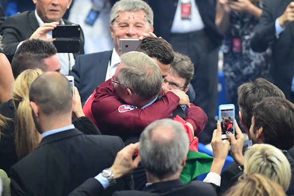 Sir Alex và Ronaldo ôm nhau sau chung kết EURO 2016. Ảnh: Getty Cristiano Ronaldo, Manchester United, Sir Alex Ferguson