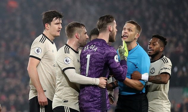 Ngoại hạng Anh lo ngại các CĐV nhí nghe thấy ngôn ngữ tục tĩu của các cầu thủ. Ảnh: Getty Ngoại hạng Anh, Ngoại hạng Anh trở lại