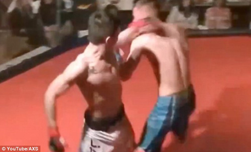 Mike Pantangco (quần trắng) đánh áp đảo đối thủ. Ảnh: Screenshot Võ thuật, Võ sĩ MMA, Mike Pantangco, MMA, quỳ xuống xin thua