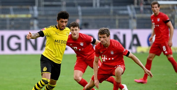 Sancho (áo vàng) mờ nhạt trước Bayern. Ảnh: Getty Dortmund vs Bayern Munich, Jadon Sancho, Dortmund, Bayern Munich, Bundesliga