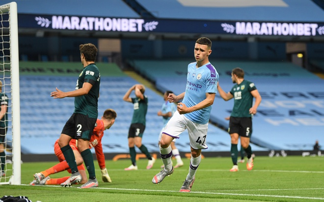 Foden hoàn tất cú đúp. Ảnh: Getty Kết quả Man City vs Burnley, Ngoại hạng Anh, Man City, Burnley