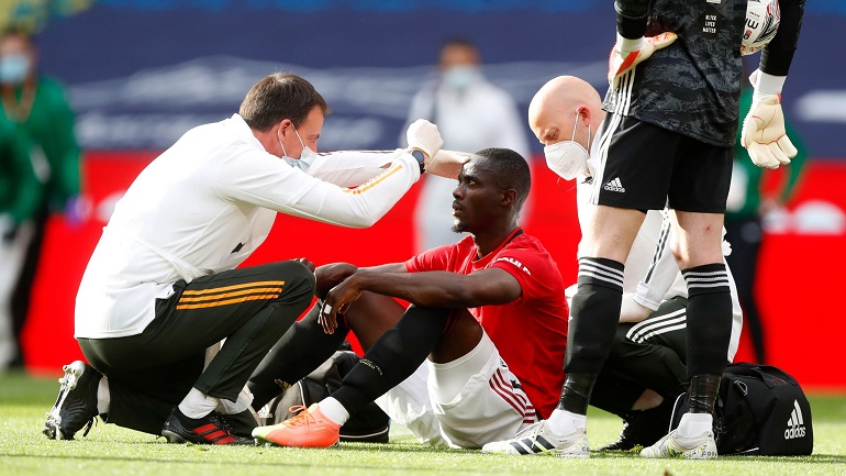 Bailly không thể tiếp tục thi đấu. Ảnh: Getty Eric Bailly, Manchester United, Chelsea, Maguire