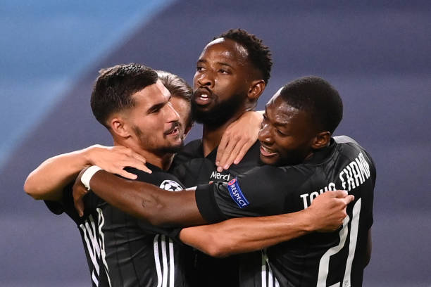 Dembele (giữa) nâng tỷ số lên 2-1 cho Lyon. Ảnh: Getty Kết quả Man City vs Lyon, Champions League, Cúp C1, Man City, Lyon