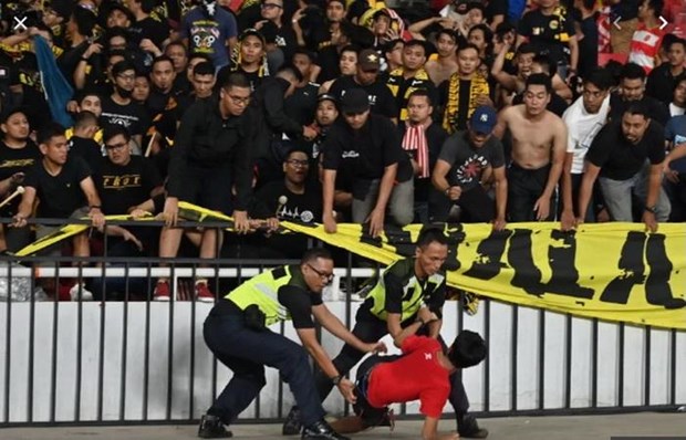 Lực lượng an ninh làm việc vất vả Indonesia - Malaysia, vòng loai world cup