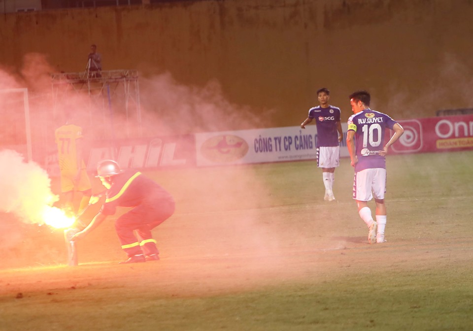 Văn Quyết lặng người nhìn pháo sáng cđv nam định, đốt pháo sáng, hà nội vs nam định, vleague 2019, vòng 23 vleague 2019, cđv nam định
