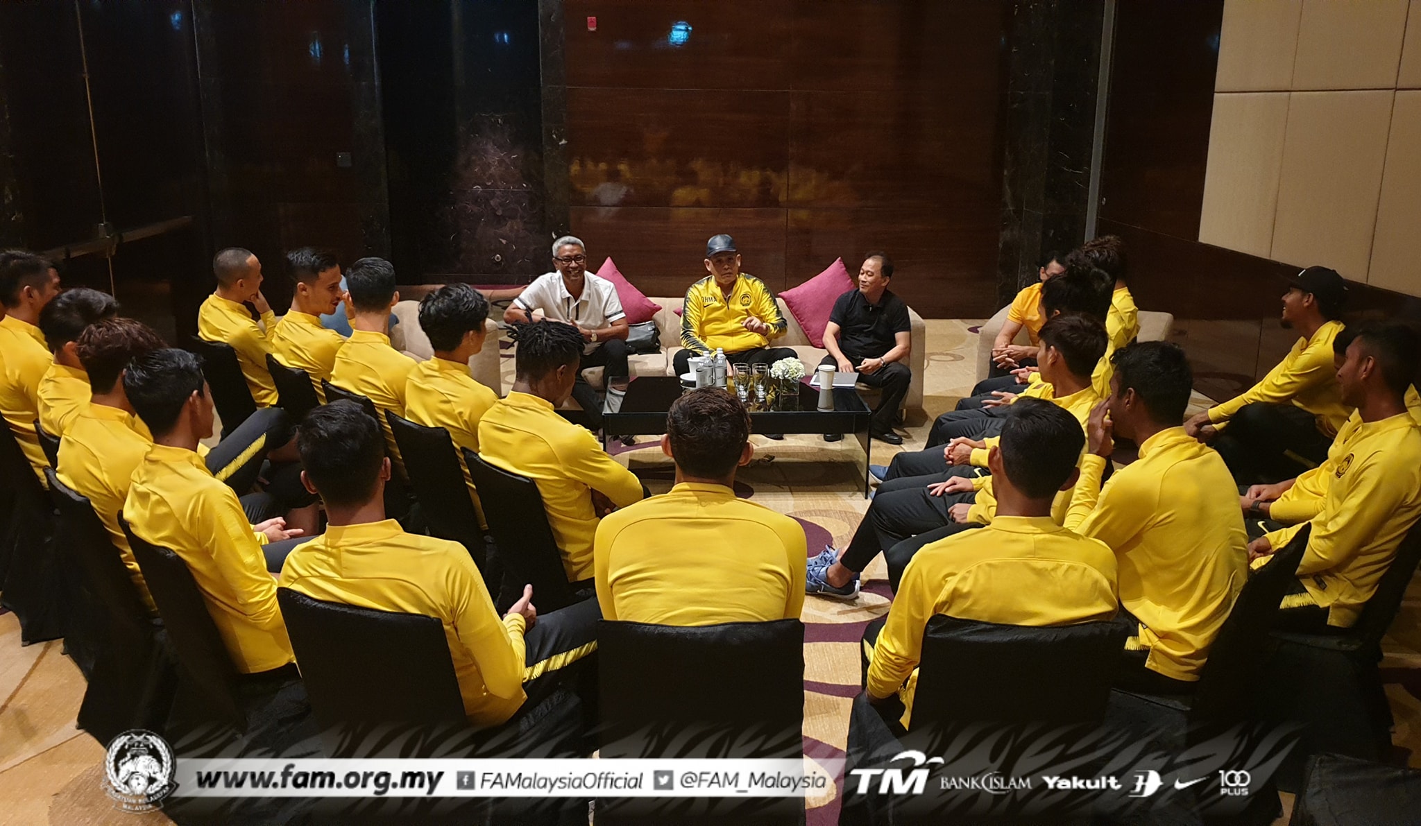 Chủ tịch FAM găp gỡ và khích lễ các cầu thủ Malaysia Việt Nam vs Malaysia, chủ tịch FAM, Vòng loại World cup 2022, ĐT việt Nam, ĐT malaysia, tan cheng hoe