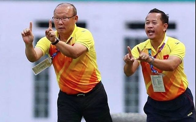 Trợ lý ngôn ngữ Lê Huy Khoa là trợ thủ đắc lực của HLV Park Hang Seo Vòng loại World Cup 2022, việt nam, Thái lan, Lê Huy khoa, Natakorn Thiamkeerakul, Park hang seo, akira nishino