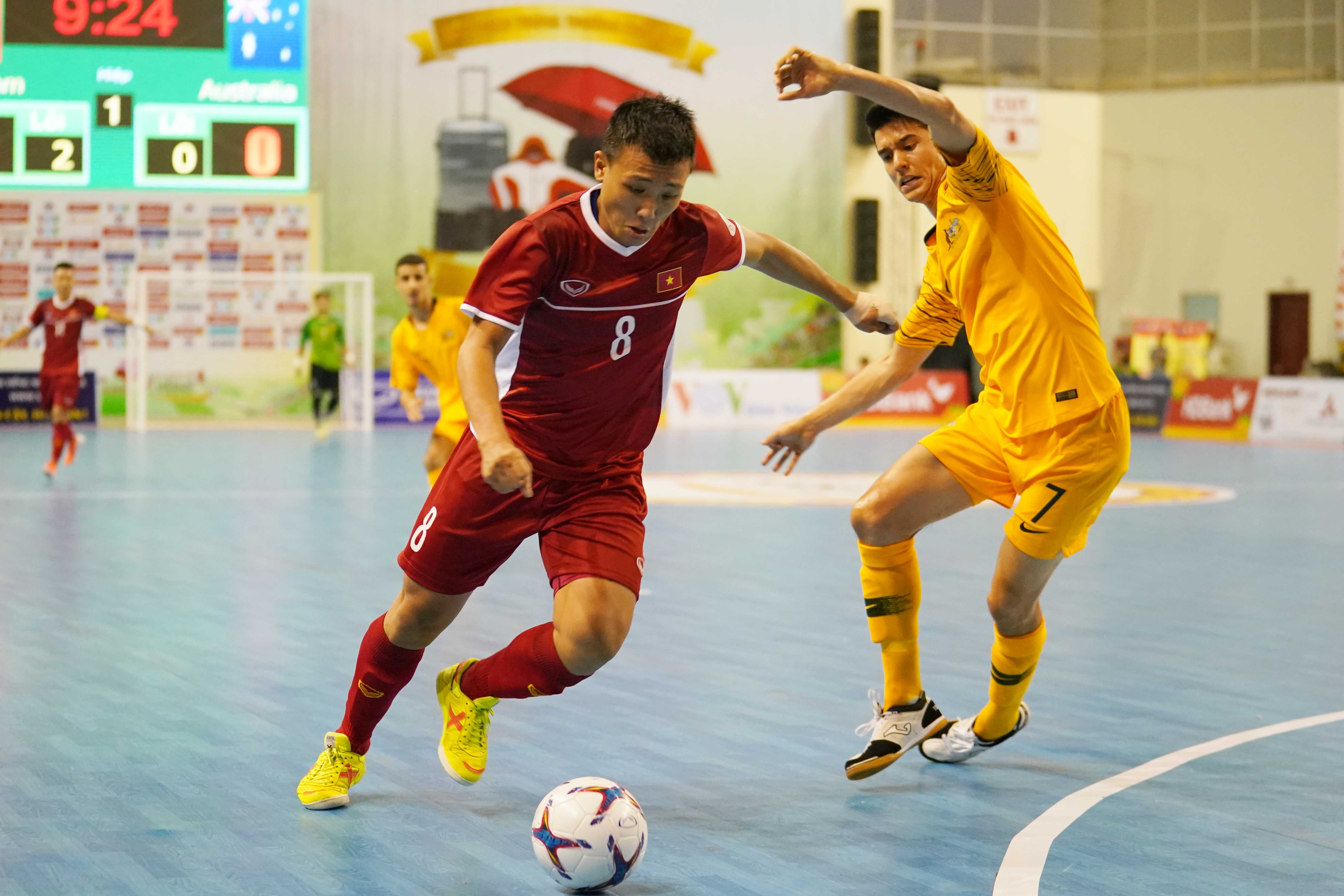 Nguyễn Minh Trí ghi bàn đẳng cấp trên chấm đá phạt 10m. (Ảnh: VFF) Kết quả Futsal Việt Nam vs Futsal Australia, Futsal Việt Nam 2-0 Futsal Australia, KQ Futsal ĐNÁ 2019