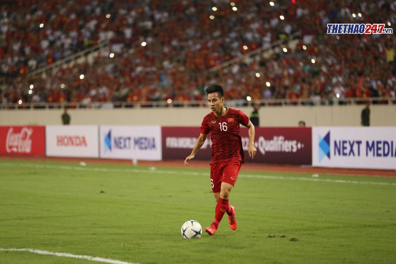 Hùng Dũng đang thi đấu rất thăng hoa bên cạnh Tuấn Anh. (Ảnh: Kiên Lê) Việt Nam vs UAE, Đội hình Việt Nam vs UAE, Công Phượng, vòng loại World Cup 2022, Park hang seo
