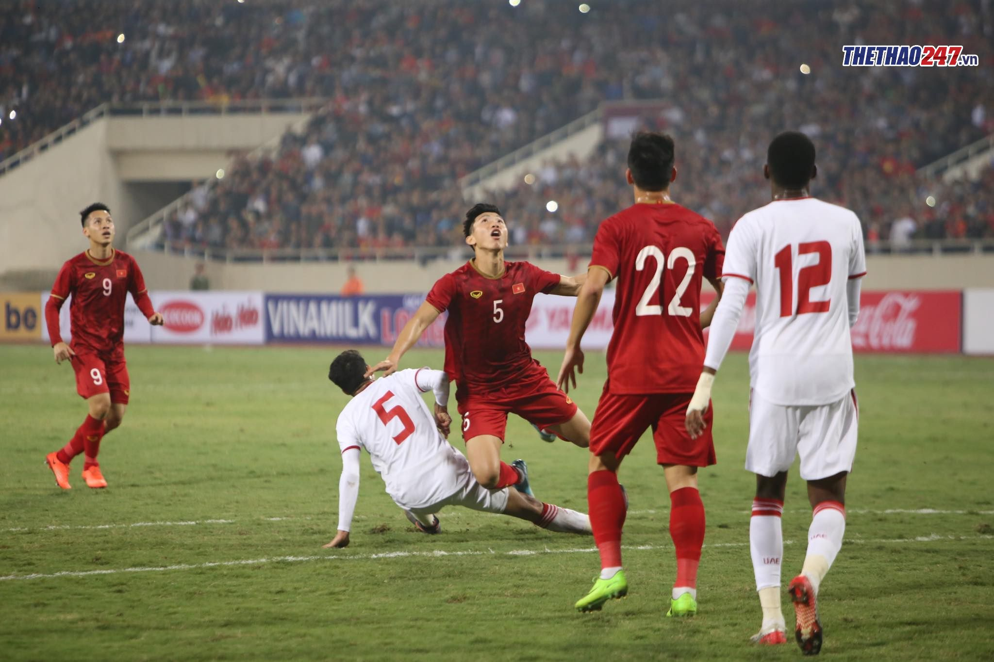 UAE có phần lấn lướt Việt Nam ở những phút đầu tiên. (Ảnh: Văn Hải) Việt Nam 1-0 UAE, kết quả vòng loại World Cup 2022, BXH vòng loại World Cup 2022, Việt Nam dẫn dầu bảng, ĐT Việt Nam