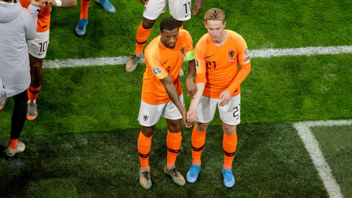 Wijnaldum và De Jong hành động để phản đối phân biệt chủng tộc Wijnaldum va De Jong phan doi phan biet chung toc