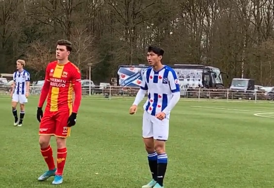 Văn Hậu thi đấu ở vị trí trung vệ trong đội hình của Jong Heerenveen Van Hau thi dau trung ve