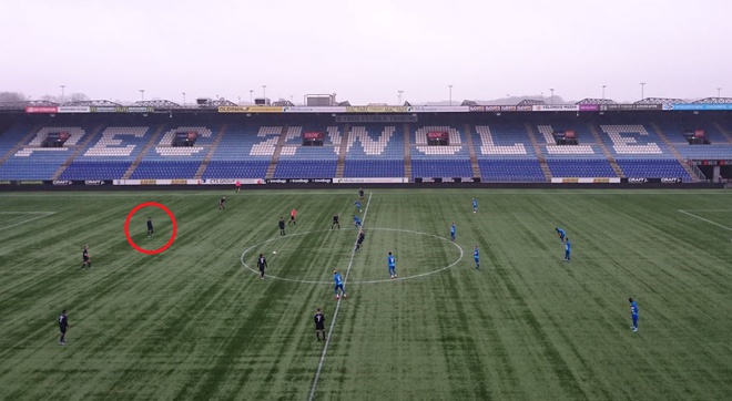 Đoàn Văn Hậu tiếp tục thi đấu trung vệ trong đội hình của Jong Heerenveen Jong Zwolle 2-3 Jong heerenveen